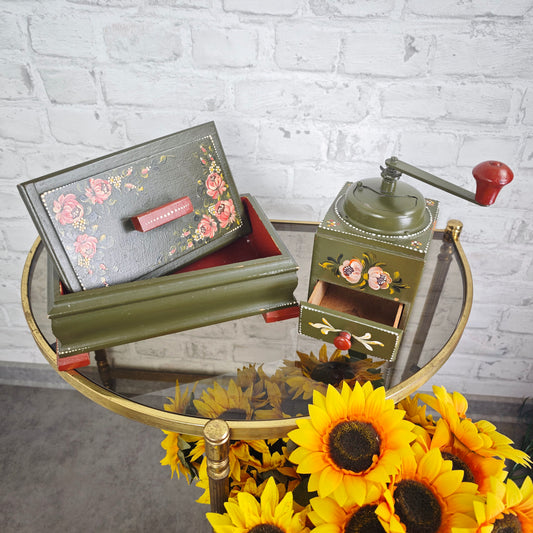 Kaffeemühle mit Holzschatulle grün Bauernmalerei handbemalt Landhaus Vintage Küchendeko