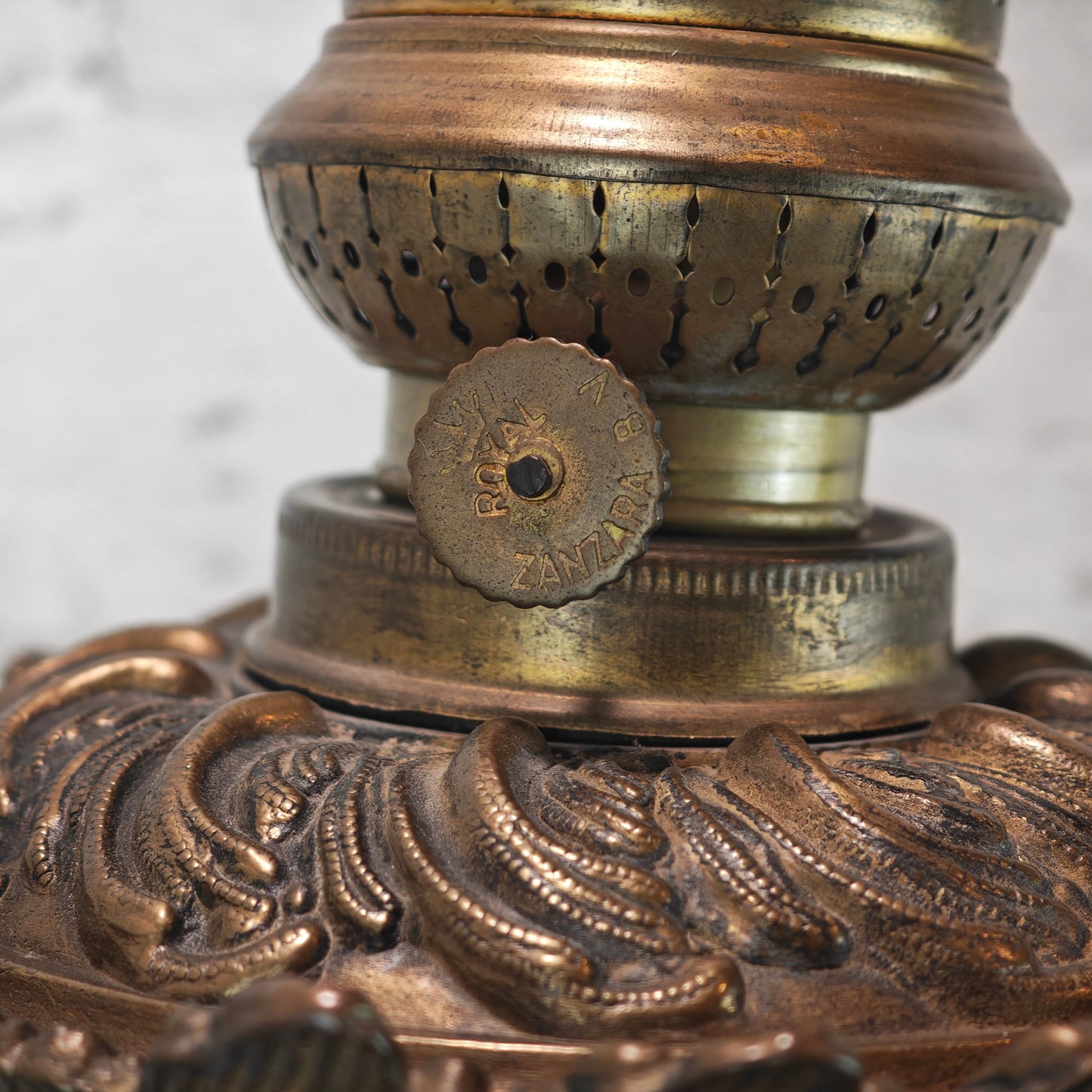 Petroleumlampe Bronze Figur Jugendstil Frau trägt Fackel Schale Royal Zanzara B.V.