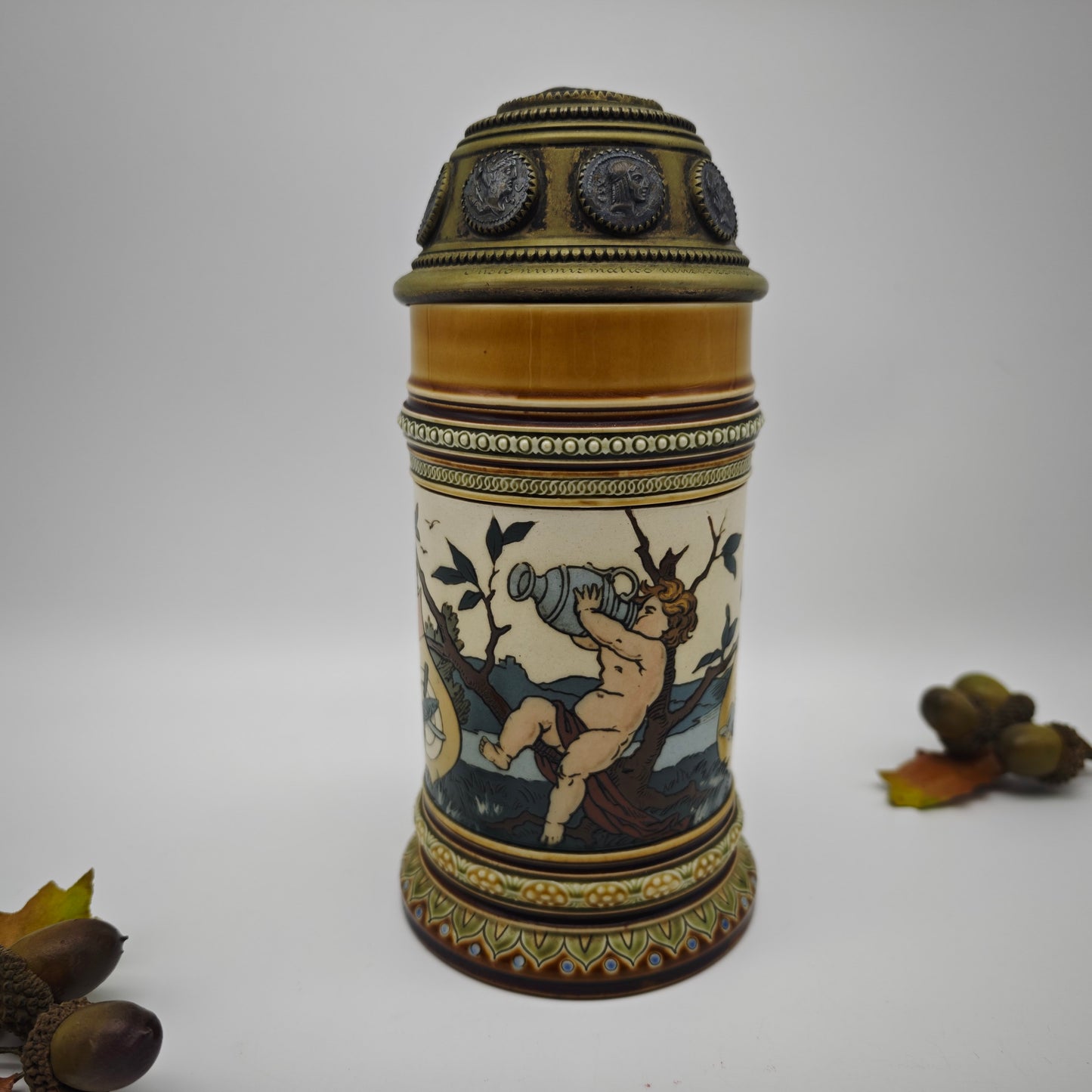 Villeroy & Boch Mettlach Bierkrug 1396 Bacchusmotiv Putti Jugendstil Keramik Reliefkrug Bierstein