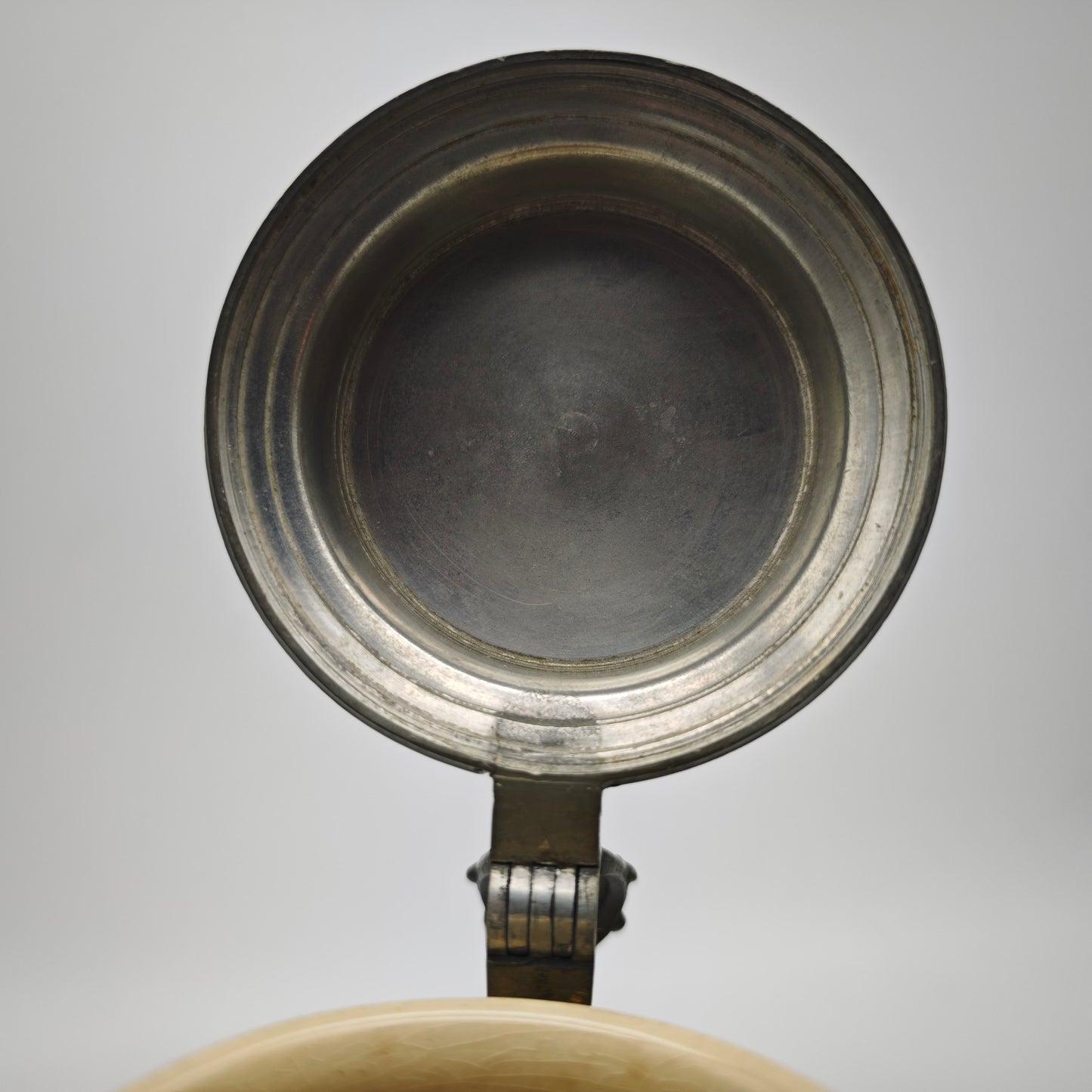 Antiker Bierkrug Münchner Kindl handbemalt Zinndeckel Monogramm JH