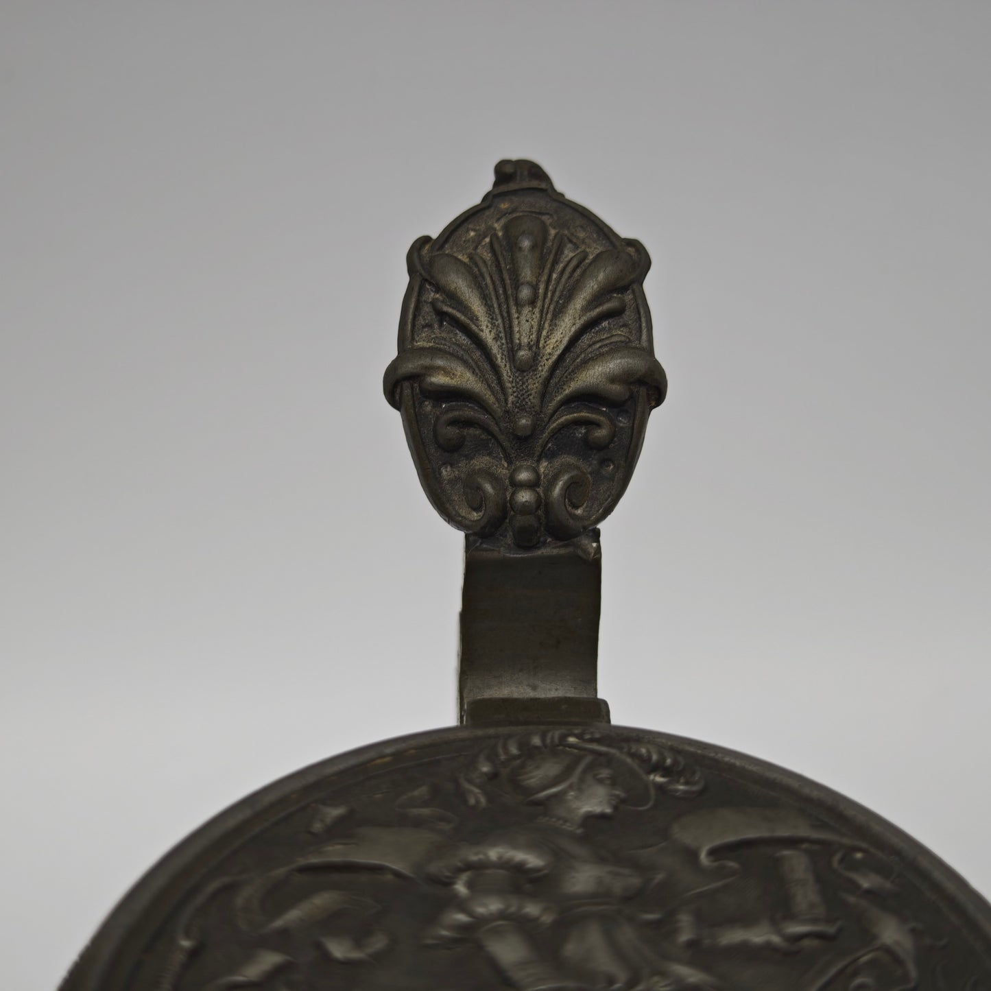 Antiker Bierkrug Münchner Kindl handbemalt Zinndeckel Monogramm JH