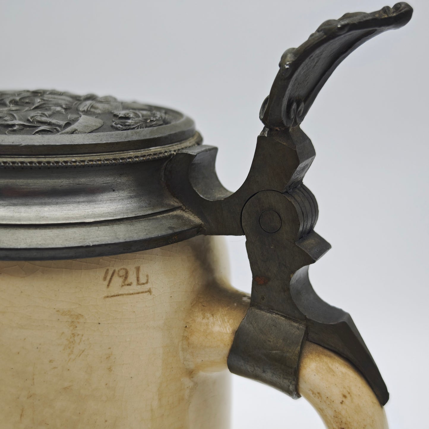 Antiker Bierkrug Münchner Kindl handbemalt Zinndeckel Monogramm JH