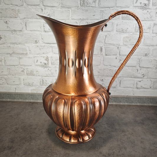 Midcentury Kupfer Bodenvase mit Henkel SKS Hammered Copper Pitcher 52 cm Kaminvase Maximalismus Vintage