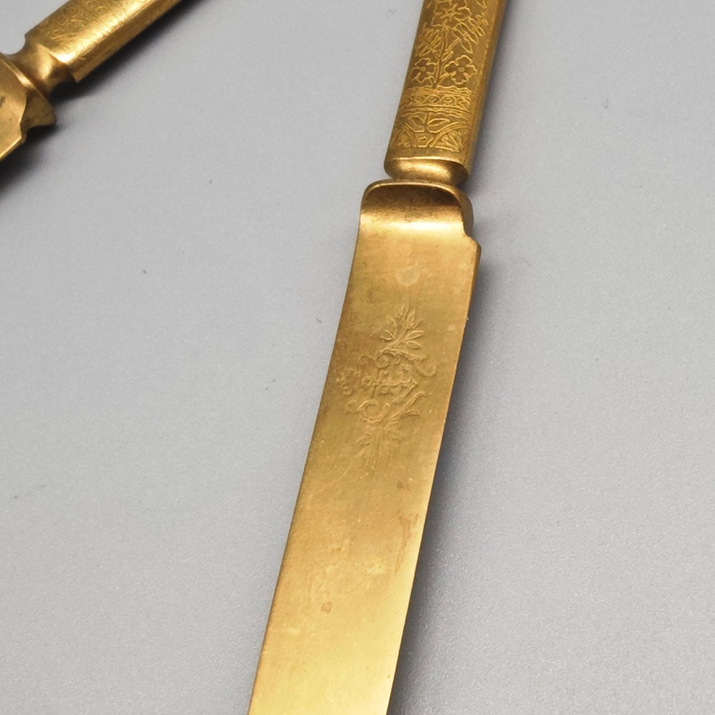 9 Messer aus Messing mit floraler Gravur Dessertmesser Gründerzeit Viktorianischer Stil goldfarben Ornament Deko Set