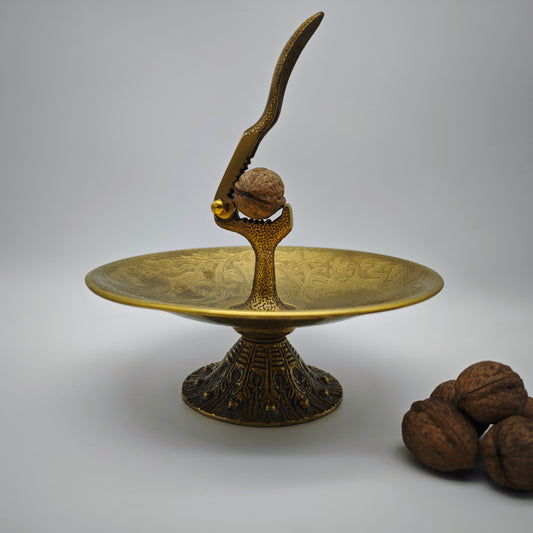 Nussknacker mit Schale von Tamar Israel aus goldfarbenem Messing mit Tier- und Pflanzenornament