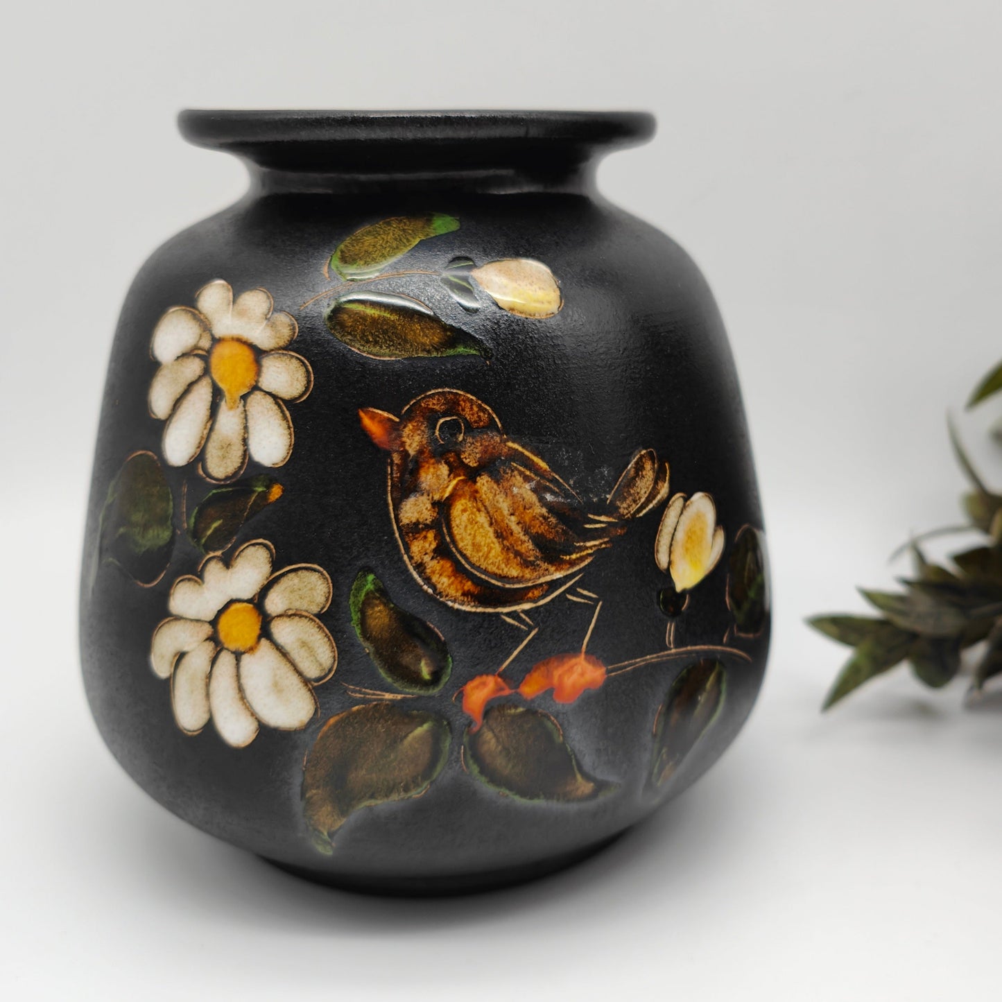Vase en poterie ouest-allemande, oiseau noir mat avec fleurs, glaçure brillante 307/15, vintage, style cottagecore, milieu du siècle, bohème, scandinave, hygge, années 60