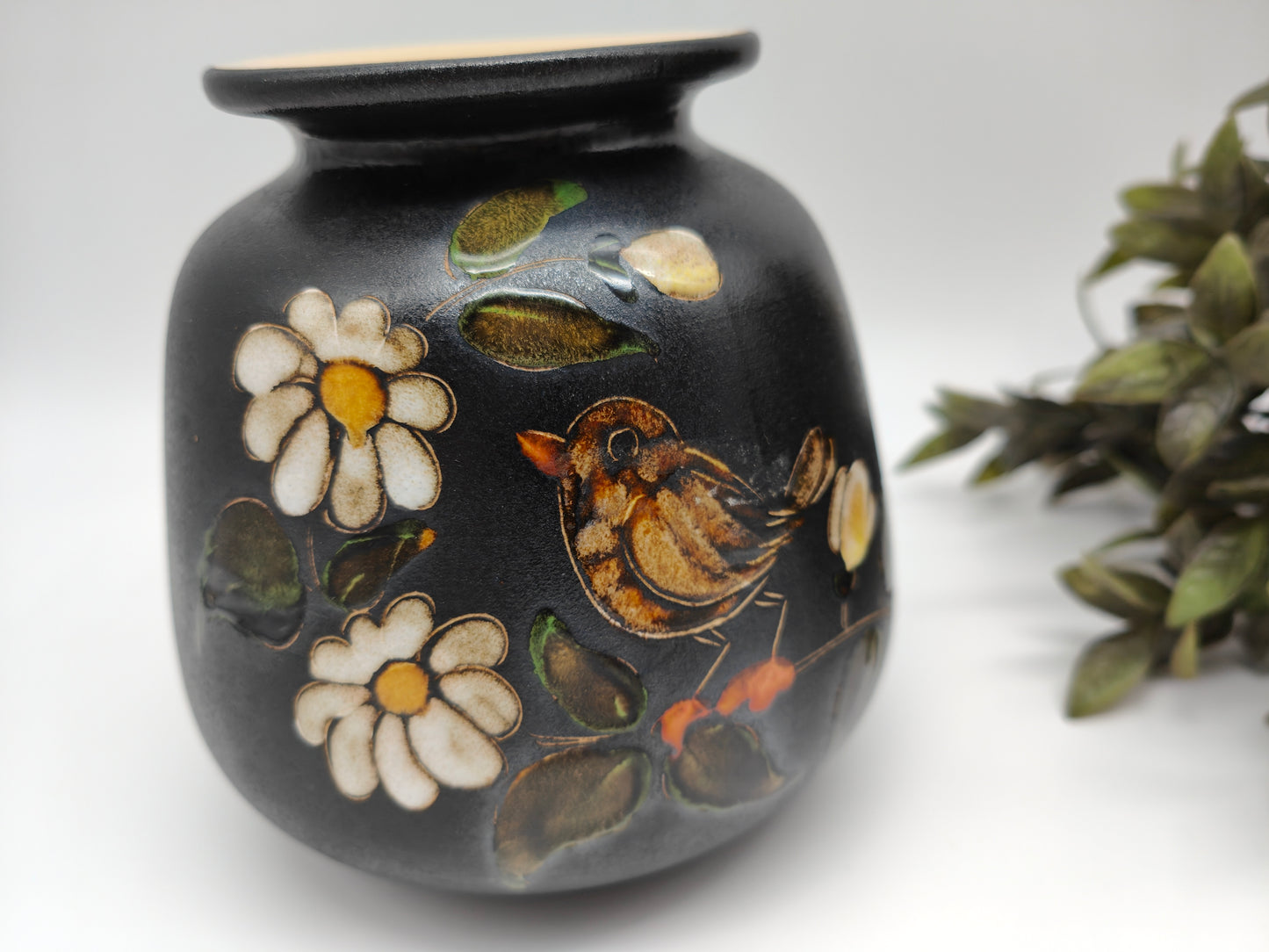 Vase en poterie ouest-allemande, oiseau noir mat avec fleurs, glaçure brillante 307/15, vintage, style cottagecore, milieu du siècle, bohème, scandinave, hygge, années 60