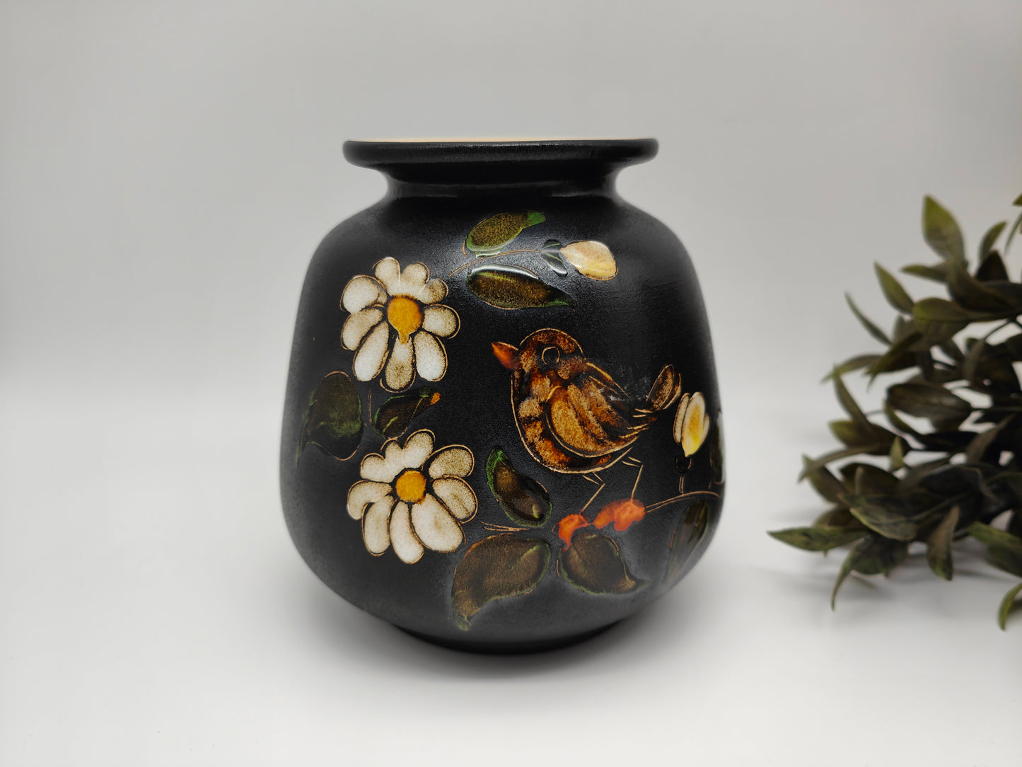 Vase en poterie ouest-allemande, oiseau noir mat avec fleurs, glaçure brillante 307/15, vintage, style cottagecore, milieu du siècle, bohème, scandinave, hygge, années 60
