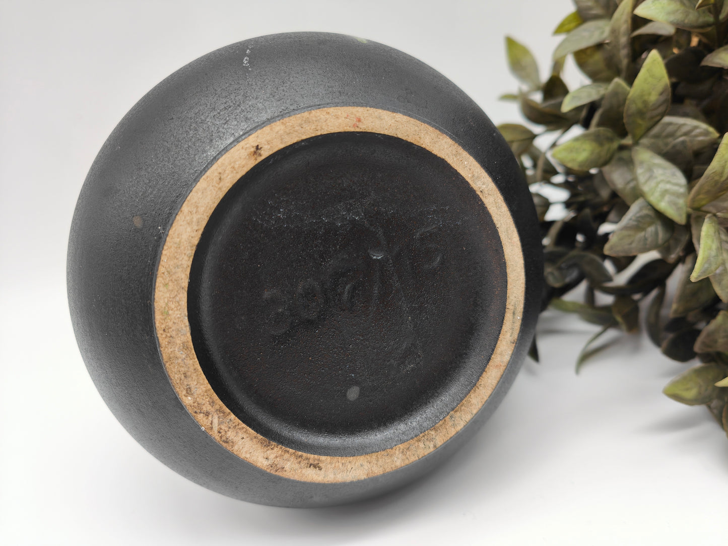 Vase en poterie ouest-allemande, oiseau noir mat avec fleurs, glaçure brillante 307/15, vintage, style cottagecore, milieu du siècle, bohème, scandinave, hygge, années 60
