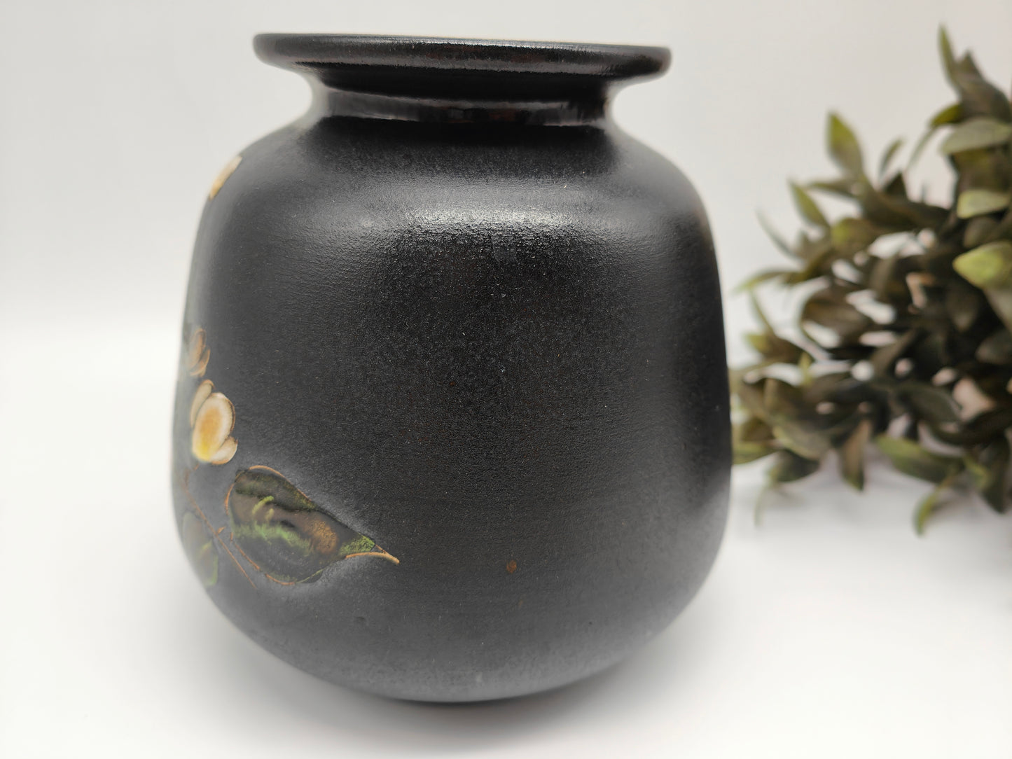 Vase en poterie ouest-allemande, oiseau noir mat avec fleurs, glaçure brillante 307/15, vintage, style cottagecore, milieu du siècle, bohème, scandinave, hygge, années 60