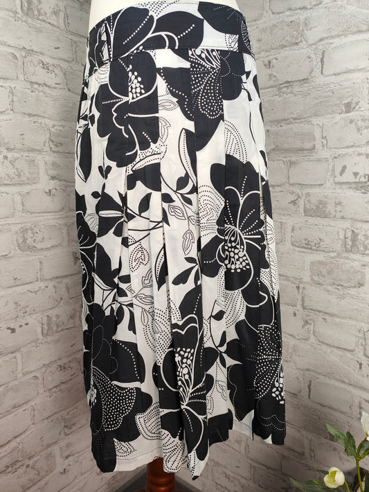 2-piece outfit midi skirt A-line black and white floral pattern monochrome roses & top wrap effect combination style bundle clothing set