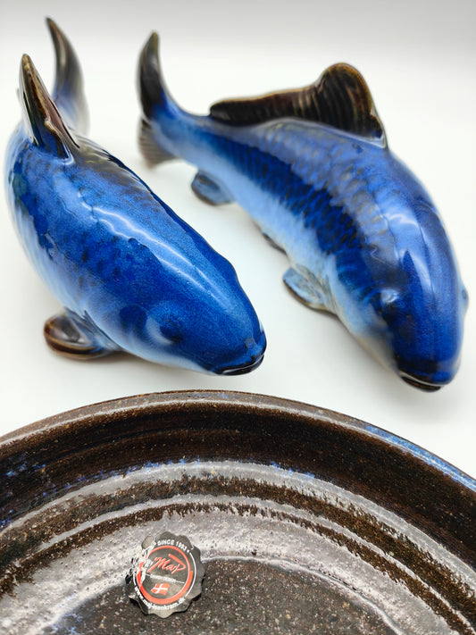 3-piece decorative set ceramic fish pair with plate Danish Design Maj Isenkram figure sculpture blue brown horoscope zodiac sign maritime nautical animal figures aquarium Scandi furnishings Denmark