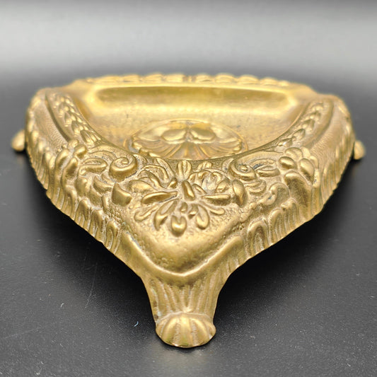 Cendrier Chippendale pieds de lion coquille relief floral trépied laiton baroque Hollywood Regency triangulaire français vintage Art Nouveau