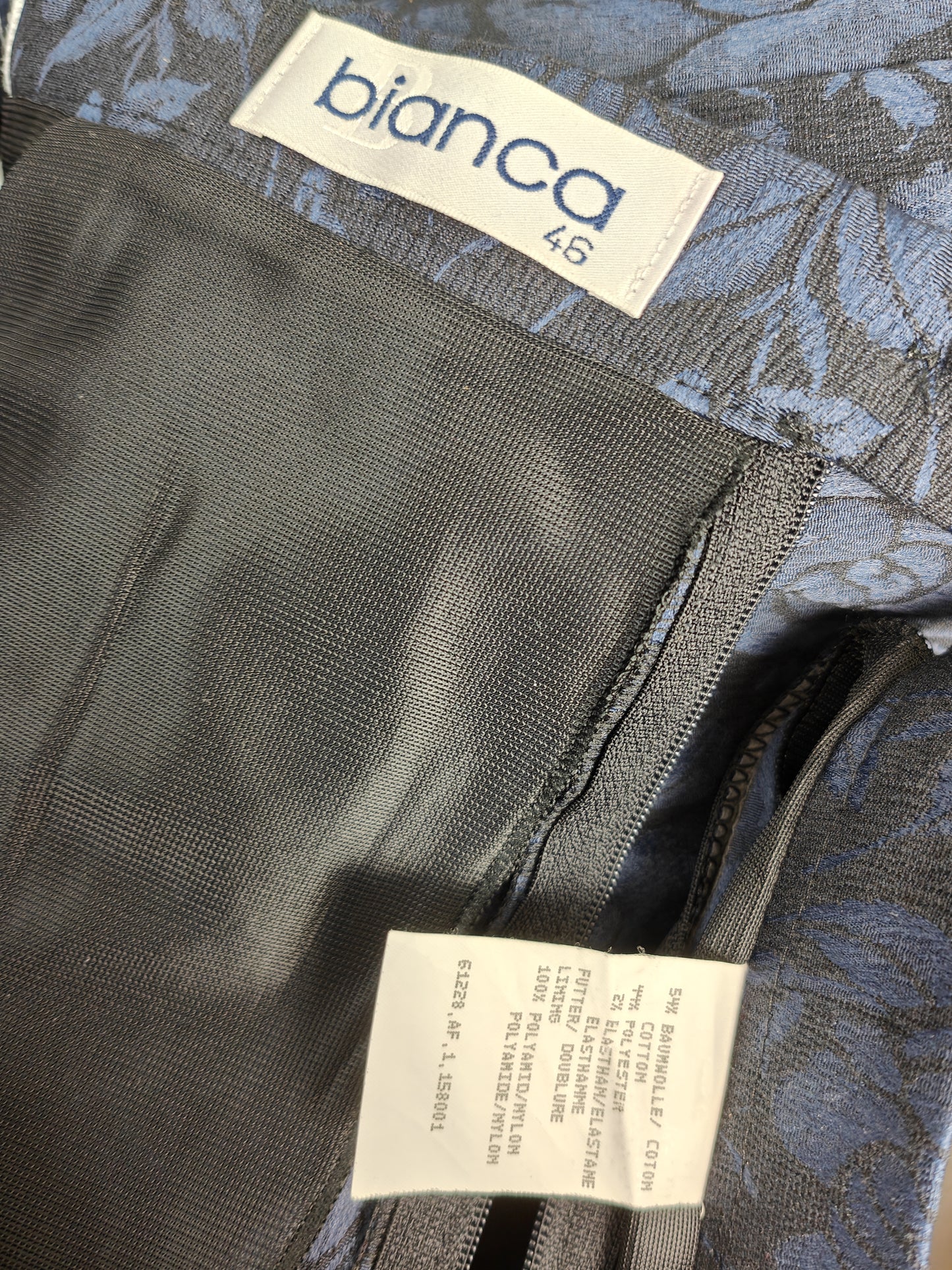 Jupe mini jupe tissée roses noir bleu foncé motif roses brillantes éclat festif noble taille Bianca. Jupe crayon en tissu crêpe 46