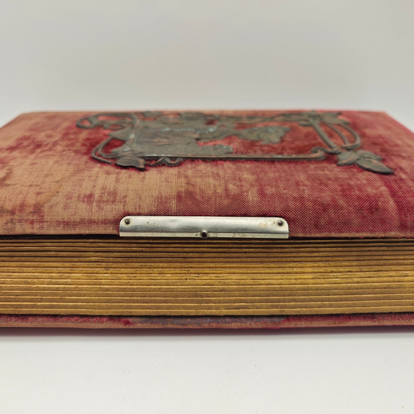 Cabinet photo album Art Nouveau application copper velvet red photos 1900 soldiers wedding civil imperial era gold edge gold edge antique nostalgia