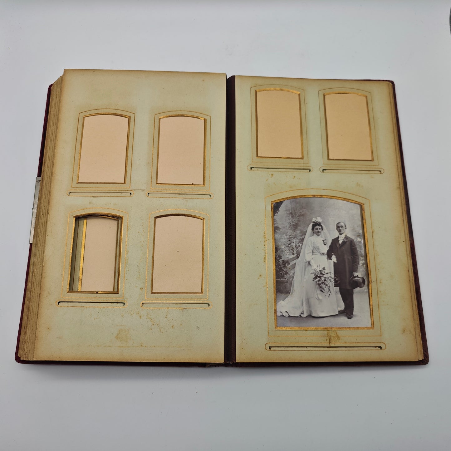 Cabinet photo album Art Nouveau application copper velvet red photos 1900 soldiers wedding civil imperial era gold edge gold edge antique nostalgia