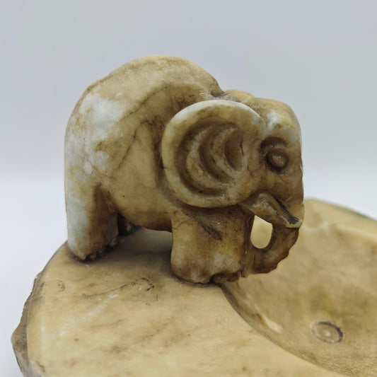Cendrier en albâtre éléphant sculpté à la main Espagne vintage cigare massif style milieu du siècle pierre