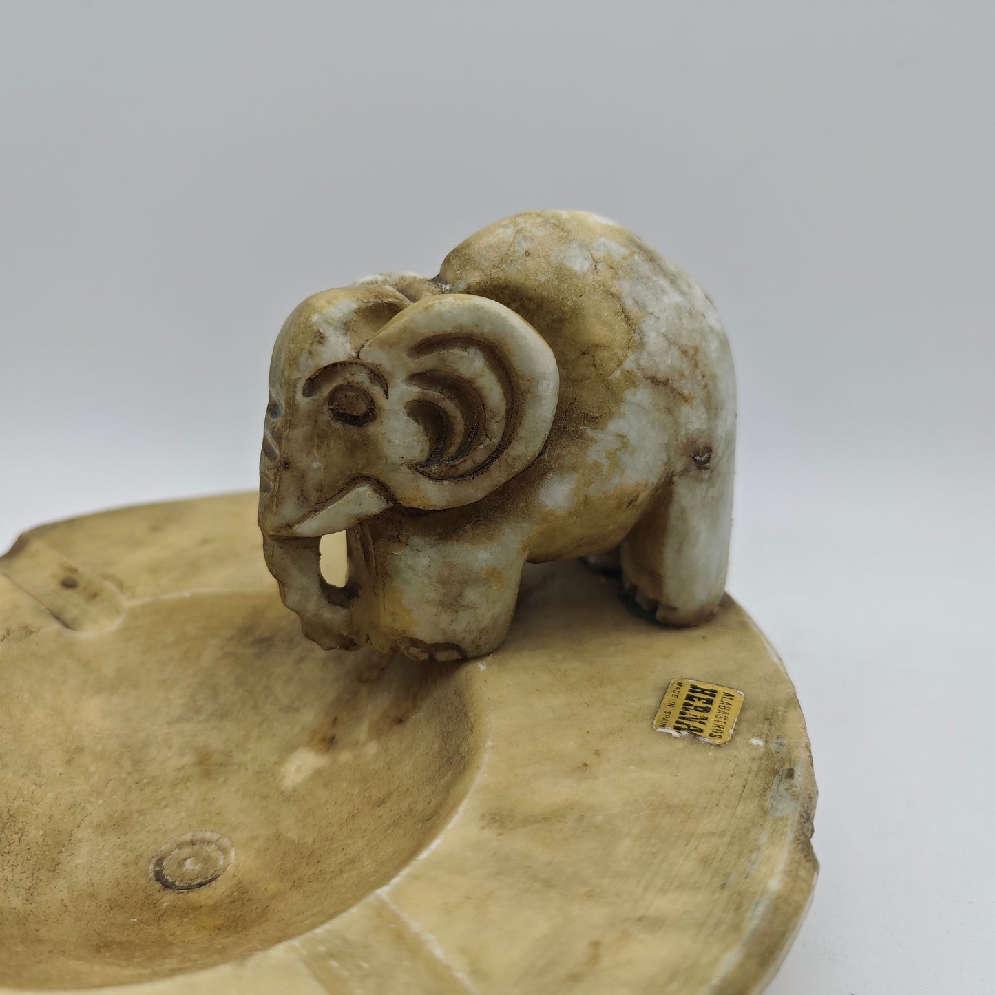 Cendrier en albâtre éléphant sculpté à la main Espagne vintage cigare massif style milieu du siècle pierre
