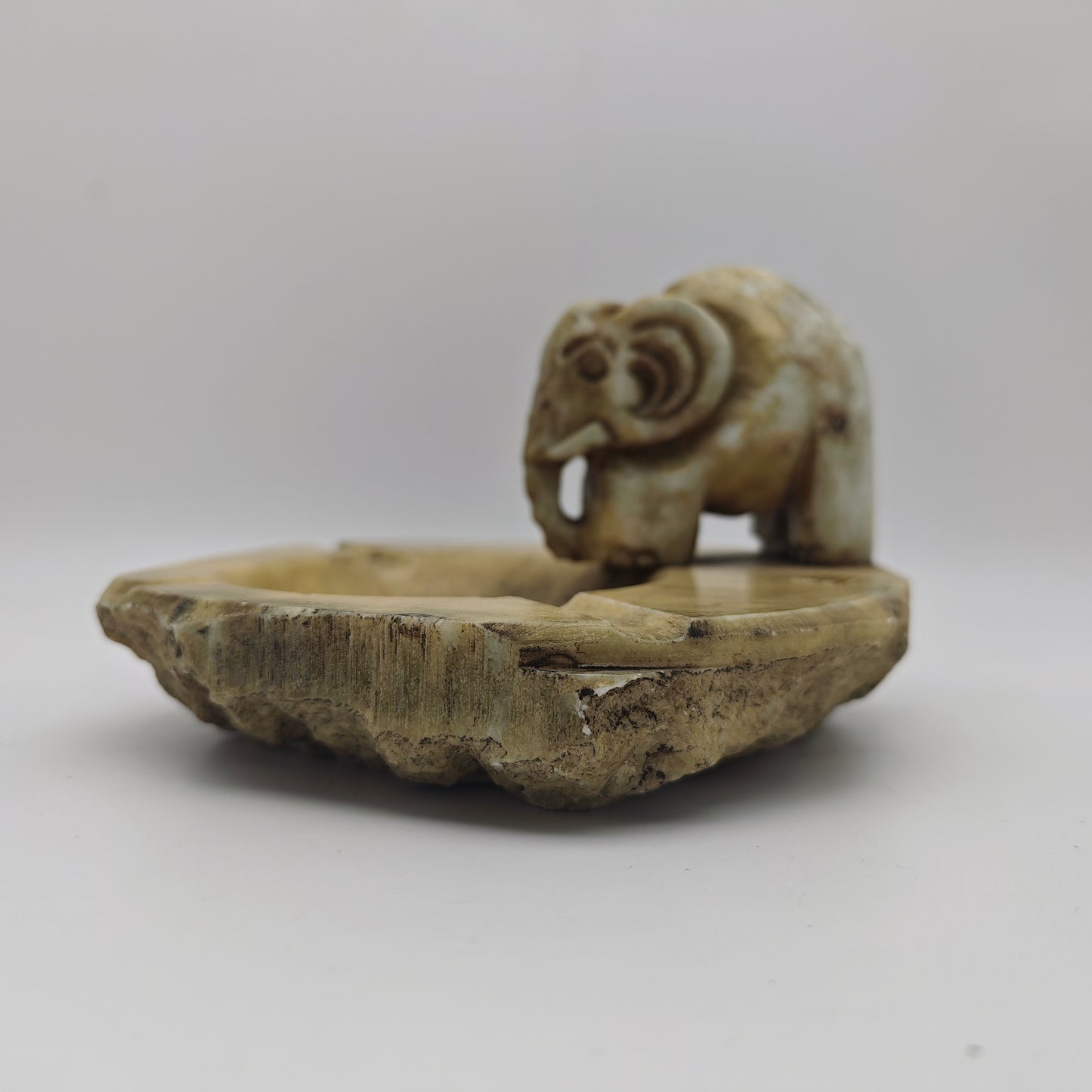 Cendrier en albâtre éléphant sculpté à la main Espagne vintage cigare massif style milieu du siècle pierre