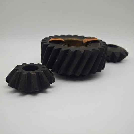 Cendrier fait main en métal massif à engrenages Design industriel 3 pièces avec deux engrenages supplémentaires Ingénierie mécanique de style vintage