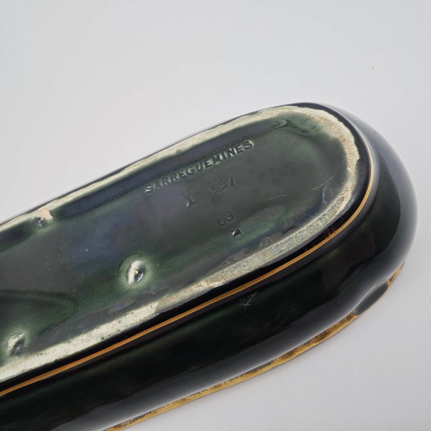 Pot en céramique de Sarreguemines vintage vert doré avec couvercle, pot à poisson, beurrier à harengs, subdivision France 22 cm Art Déco
