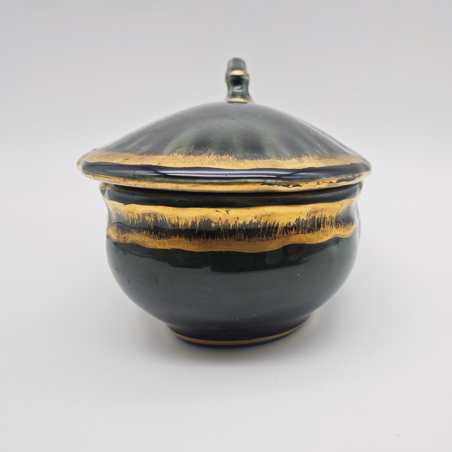 Pot en céramique de Sarreguemines vintage vert doré avec couvercle, pot à poisson, beurrier à harengs, subdivision France 22 cm Art Déco