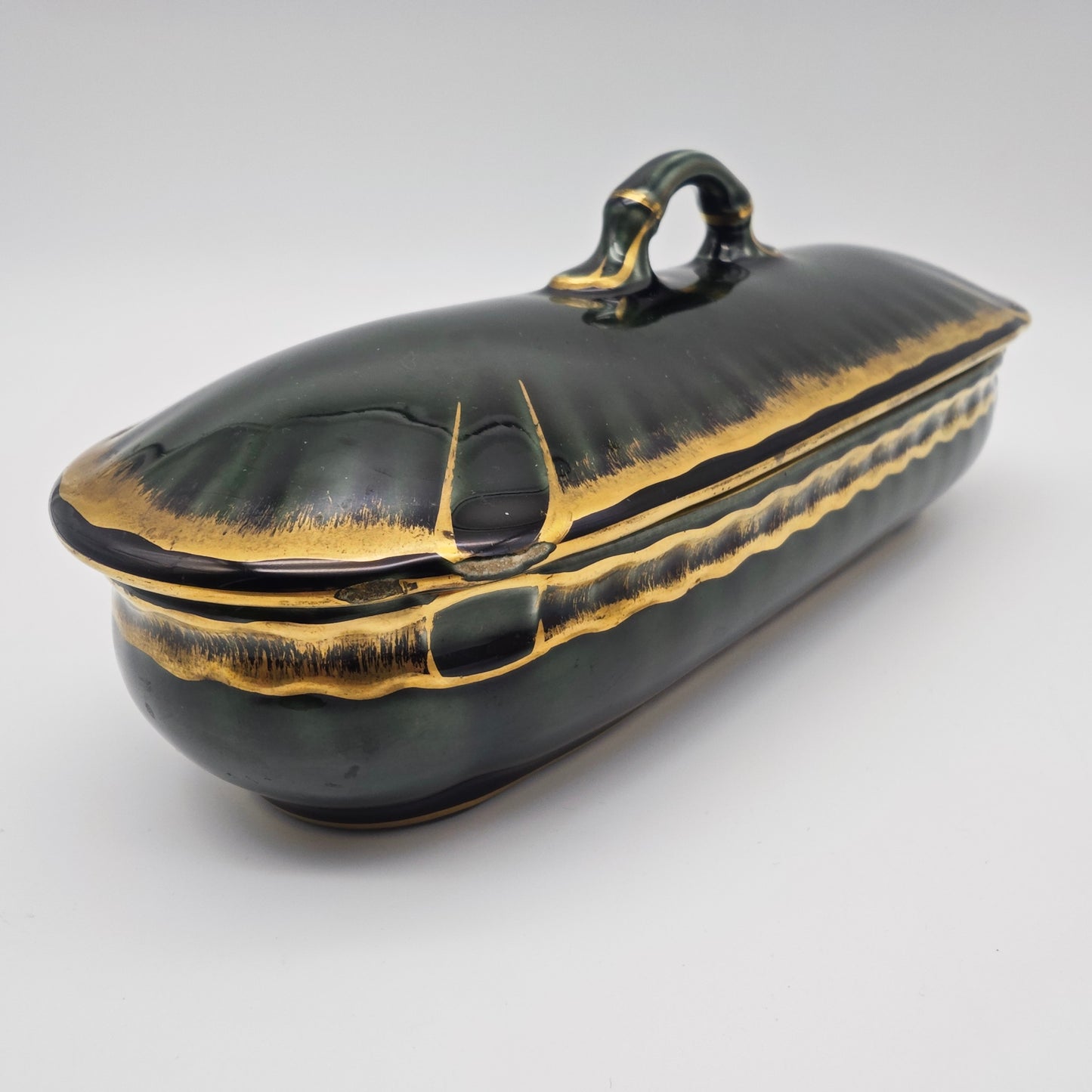 Pot en céramique de Sarreguemines vintage vert doré avec couvercle, pot à poisson, beurrier à harengs, subdivision France 22 cm Art Déco
