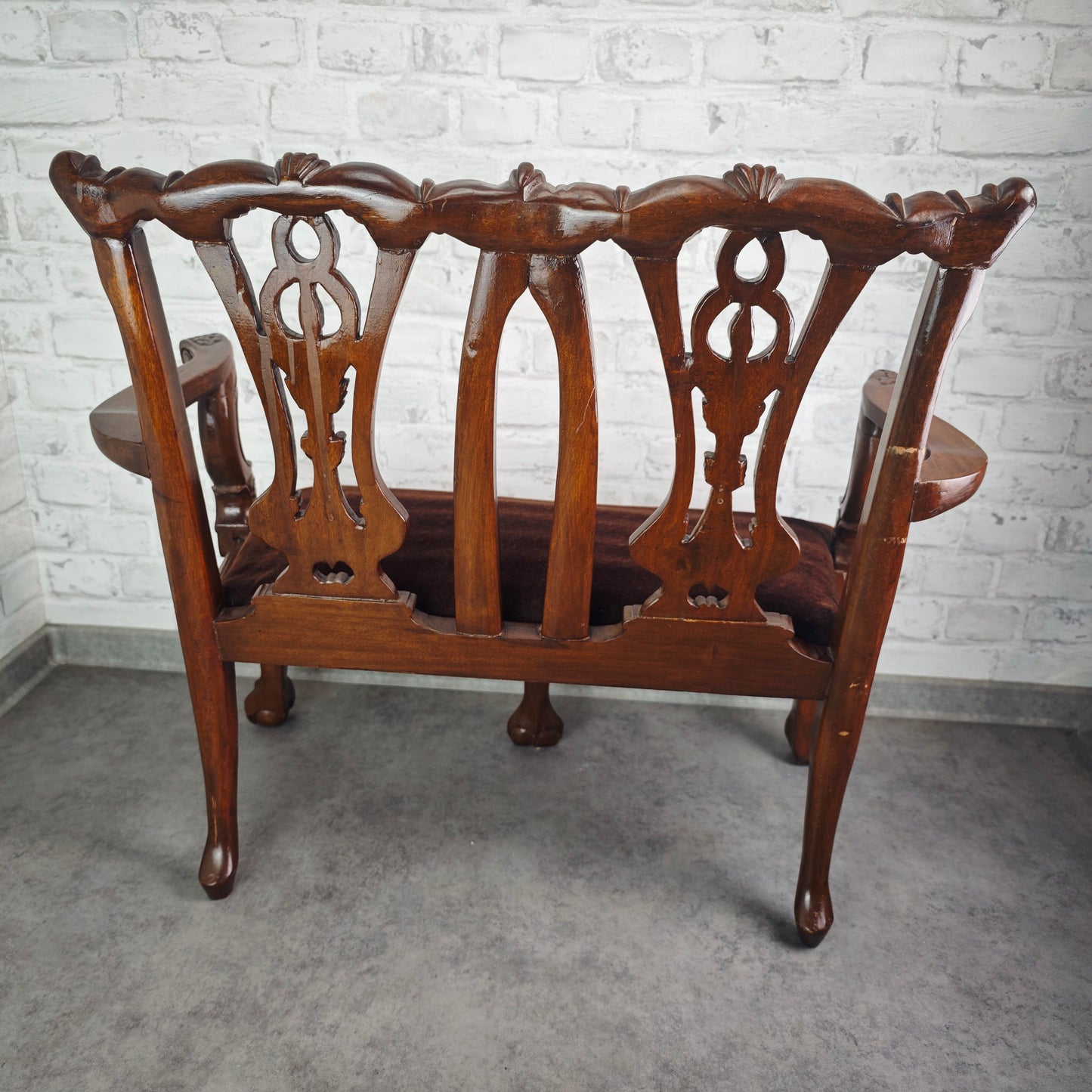 Puppenbank Jugendstil Holz handgeschnitzt mit braunem Samtpolster Antik Möbel Miniatur Handarbeit