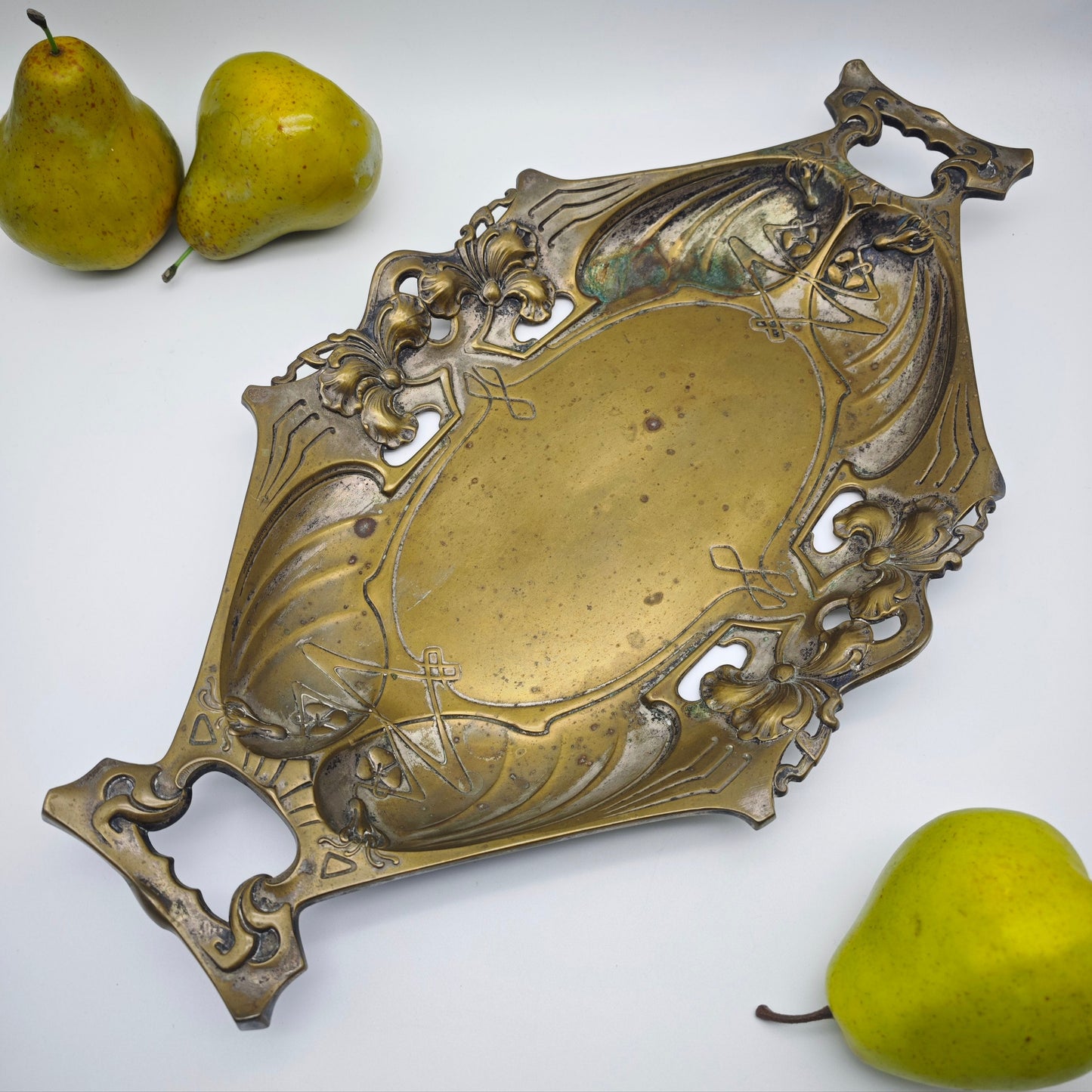 Art Nouveau bowl brass Quist Esslingen tray around 1900 floral lilies flower decoration ornaments breakthrough FWQE fruit bowl key tray