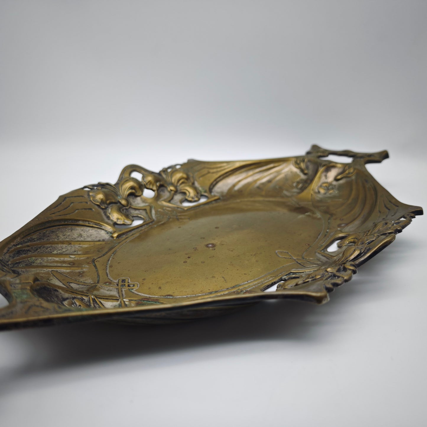 Art Nouveau bowl brass Quist Esslingen tray around 1900 floral lilies flower decoration ornaments breakthrough FWQE fruit bowl key tray