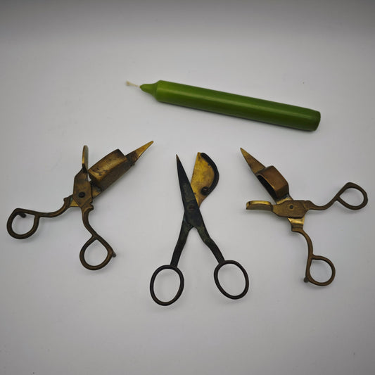 Antike Dochtschere aus Messing Kerzenschere 15 cm mit Patina 19. Jhdt Stil