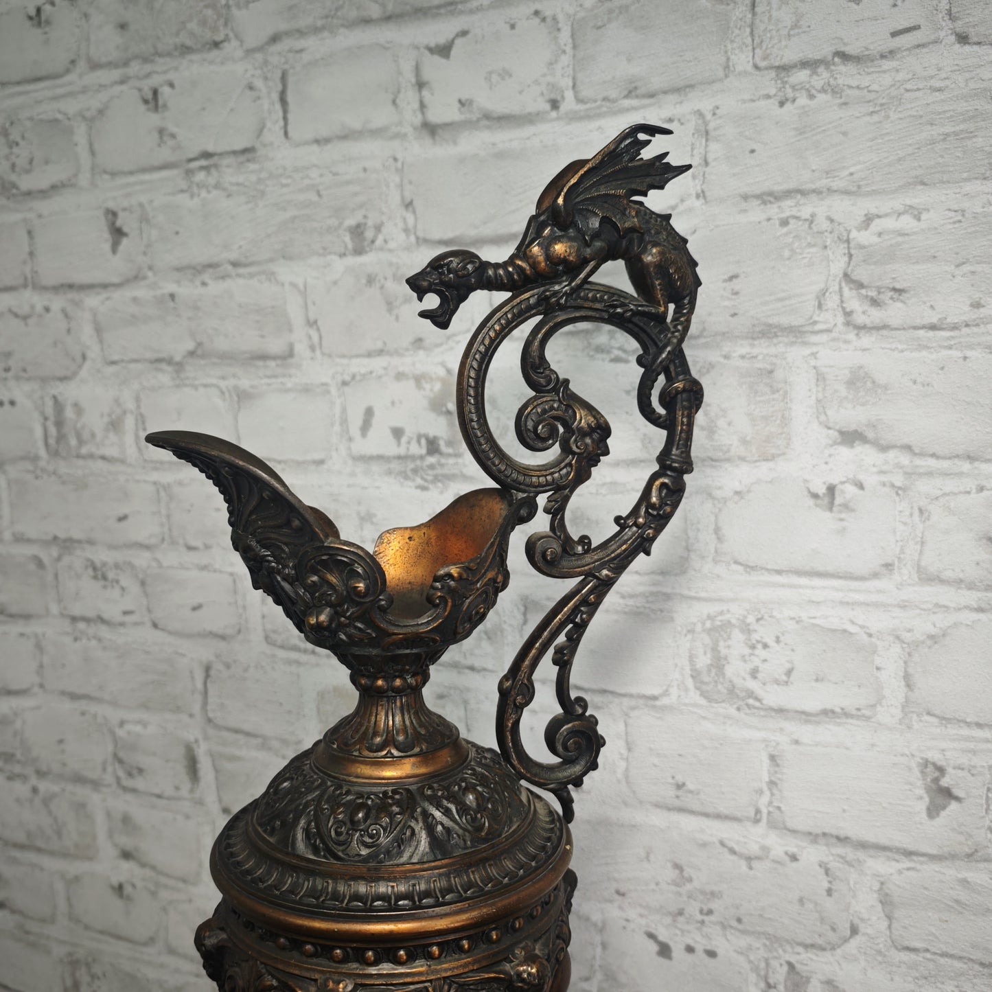 Drachen-Amphore Neorenaissance-Stil 56 cm Gargoyle Metallkanne Bronzeoptik Gothic Steampunk Academia