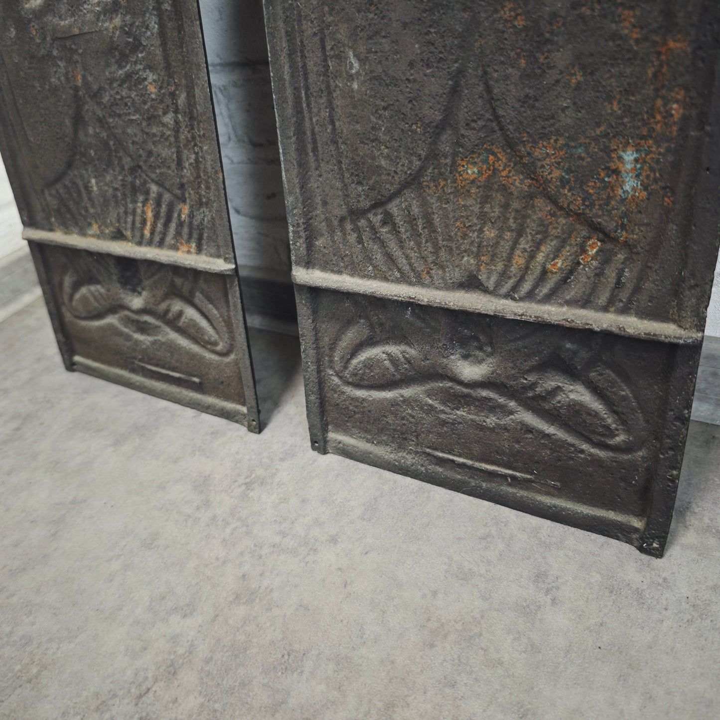 2 Jugendstil Ofenplatten Gusseisen Eichel Relief Wanddeko antik 65×23 cm für Restauration oder Dekoration