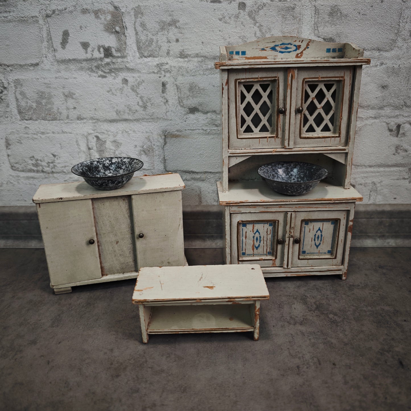 Antikes Puppenküchen Buffet Schrank Holz shabby chic mit Emaille Schüsseln Puppenstube Vintage