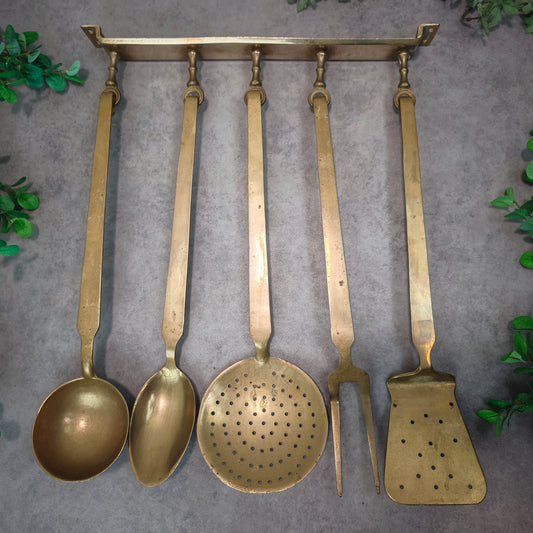Messing Küchenutensilien Set mit Hakenleiste 5-teilig goldfarben Kelle Pfannenwender Löffel