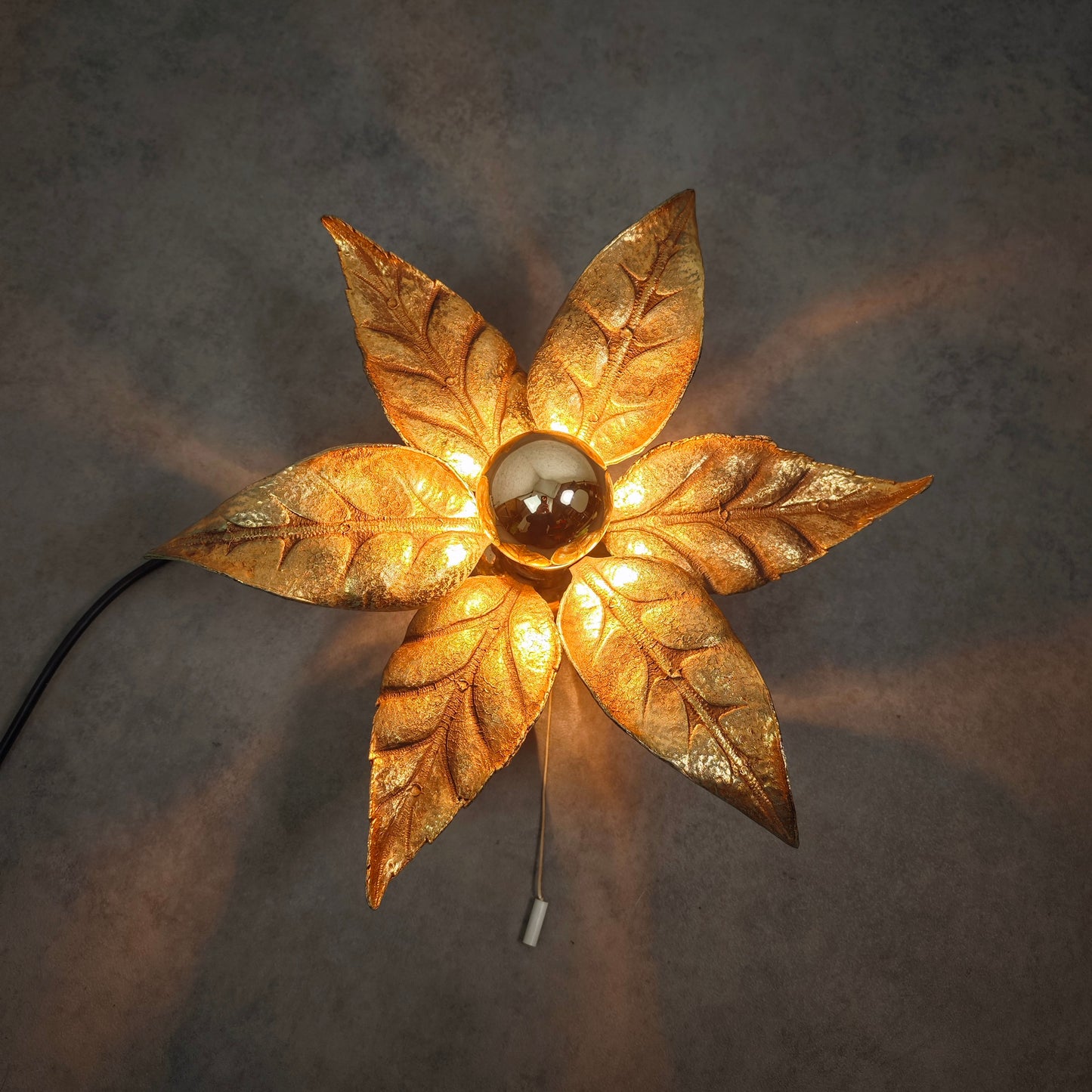 Applique murale vintage Massive 4963/01 lampe florale à feuilles d'or années 70 style Hollywood Regency feuilles en laiton belge