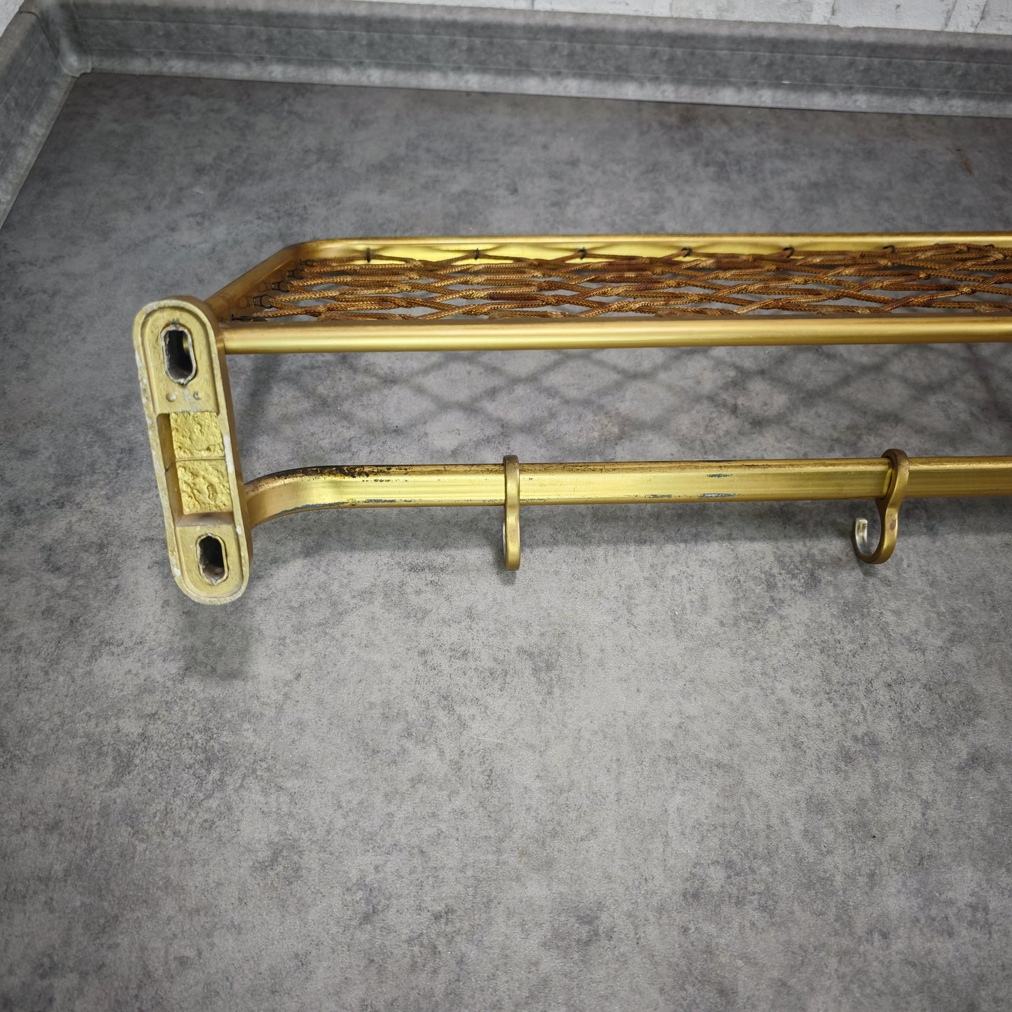 Wandgarderobe 50er Aluminium gold Hutablage vintage Midcentury Art Deco Stil
