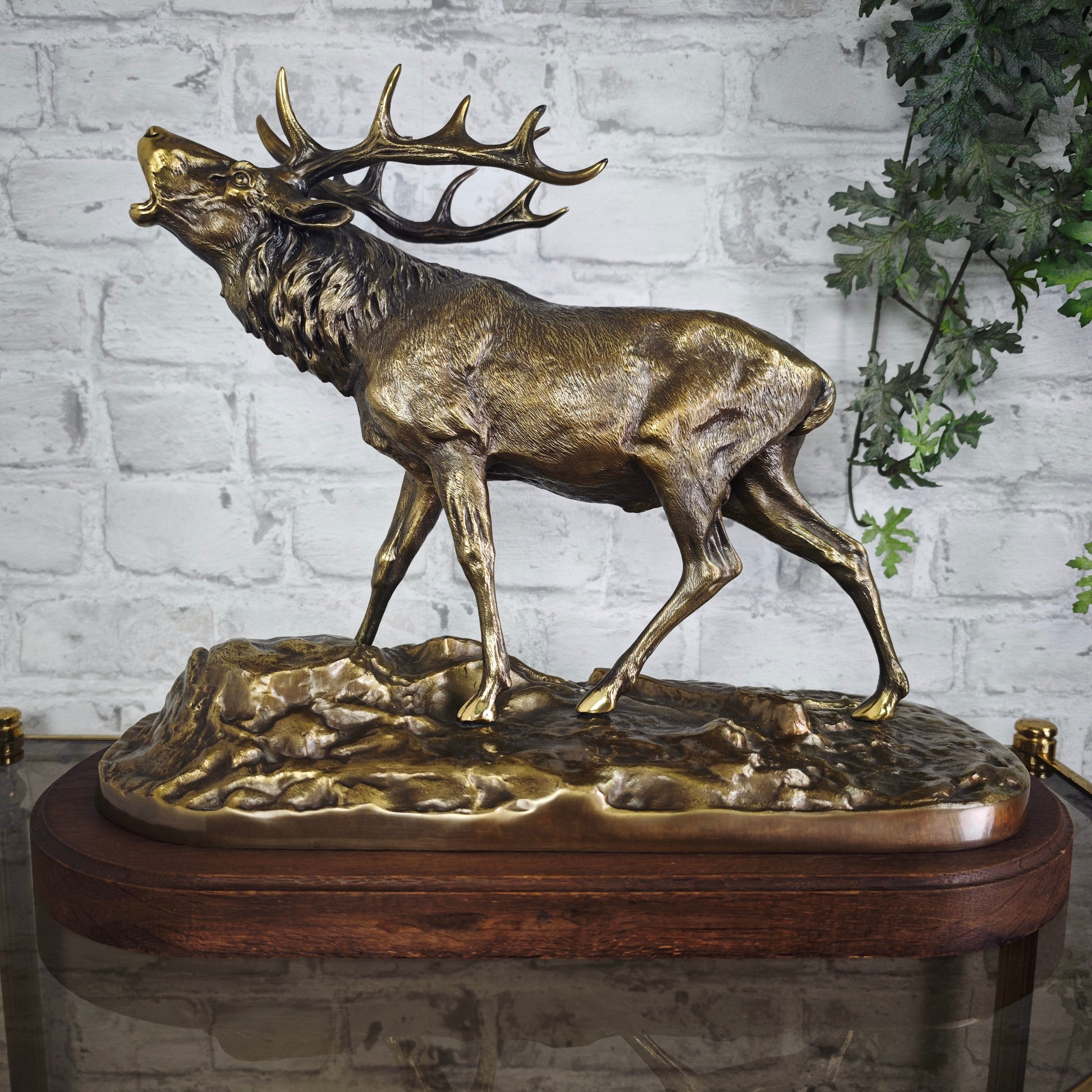 P.J. Mêne Bronzefigur Elch 1863 auf Holzsockel Tierbronze Jagdmotiv Skulptur Antik Dekoration Sammlerobjekt