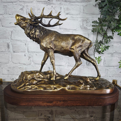 P.J. Mêne Bronzefigur Elch 1863 auf Holzsockel Tierbronze Jagdmotiv Skulptur Antik Dekoration Sammlerobjekt