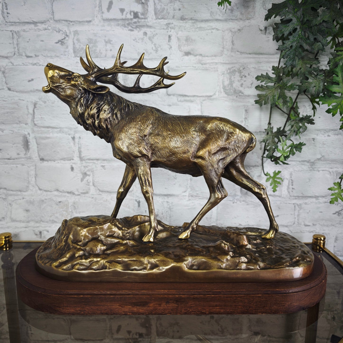 P.J. Mêne Bronzefigur Elch 1863 auf Holzsockel Tierbronze Jagdmotiv Skulptur Antik Dekoration Sammlerobjekt