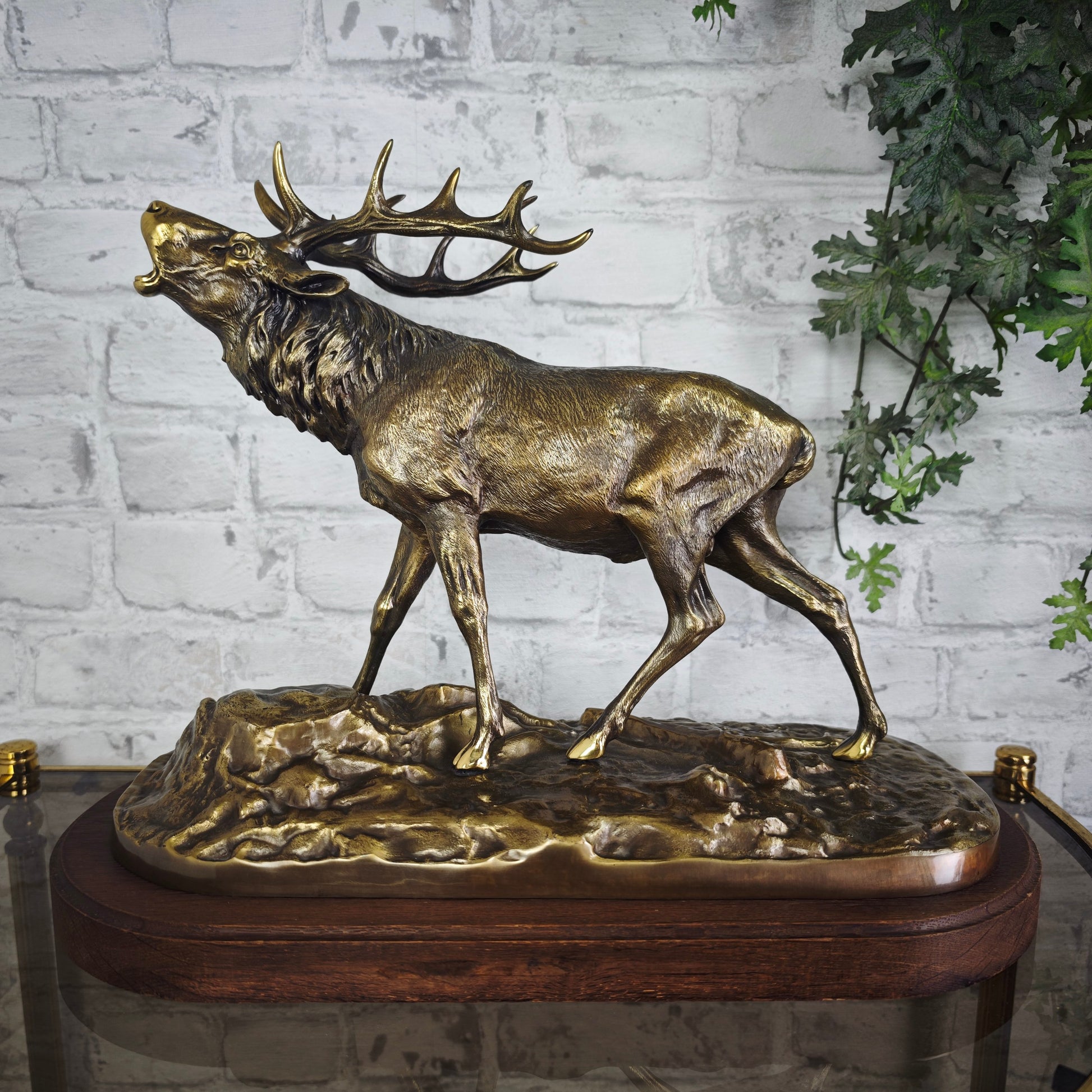 P.J. Mêne Bronzefigur Elch 1863 auf Holzsockel Tierbronze Jagdmotiv Skulptur Antik Dekoration Sammlerobjekt