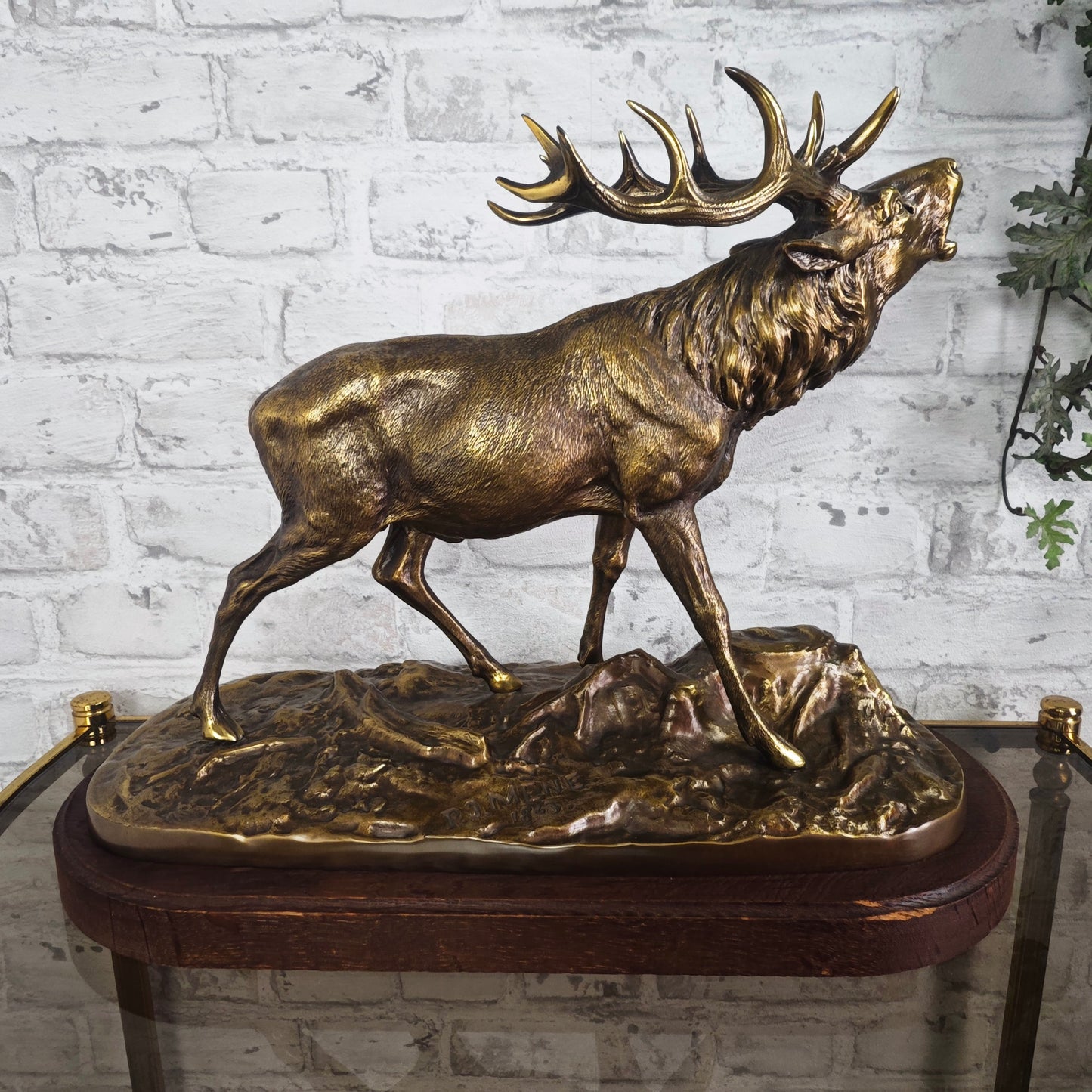 P.J. Mêne Bronzefigur Elch 1863 auf Holzsockel Tierbronze Jagdmotiv Skulptur Antik Dekoration Sammlerobjekt