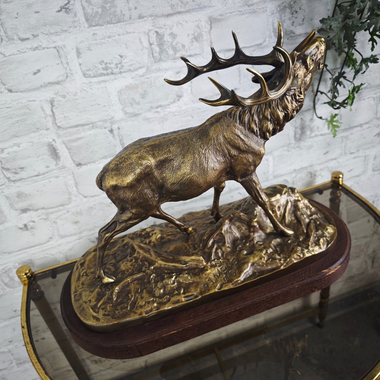 P.J. Mêne Bronzefigur Elch 1863 auf Holzsockel Tierbronze Jagdmotiv Skulptur Antik Dekoration Sammlerobjekt