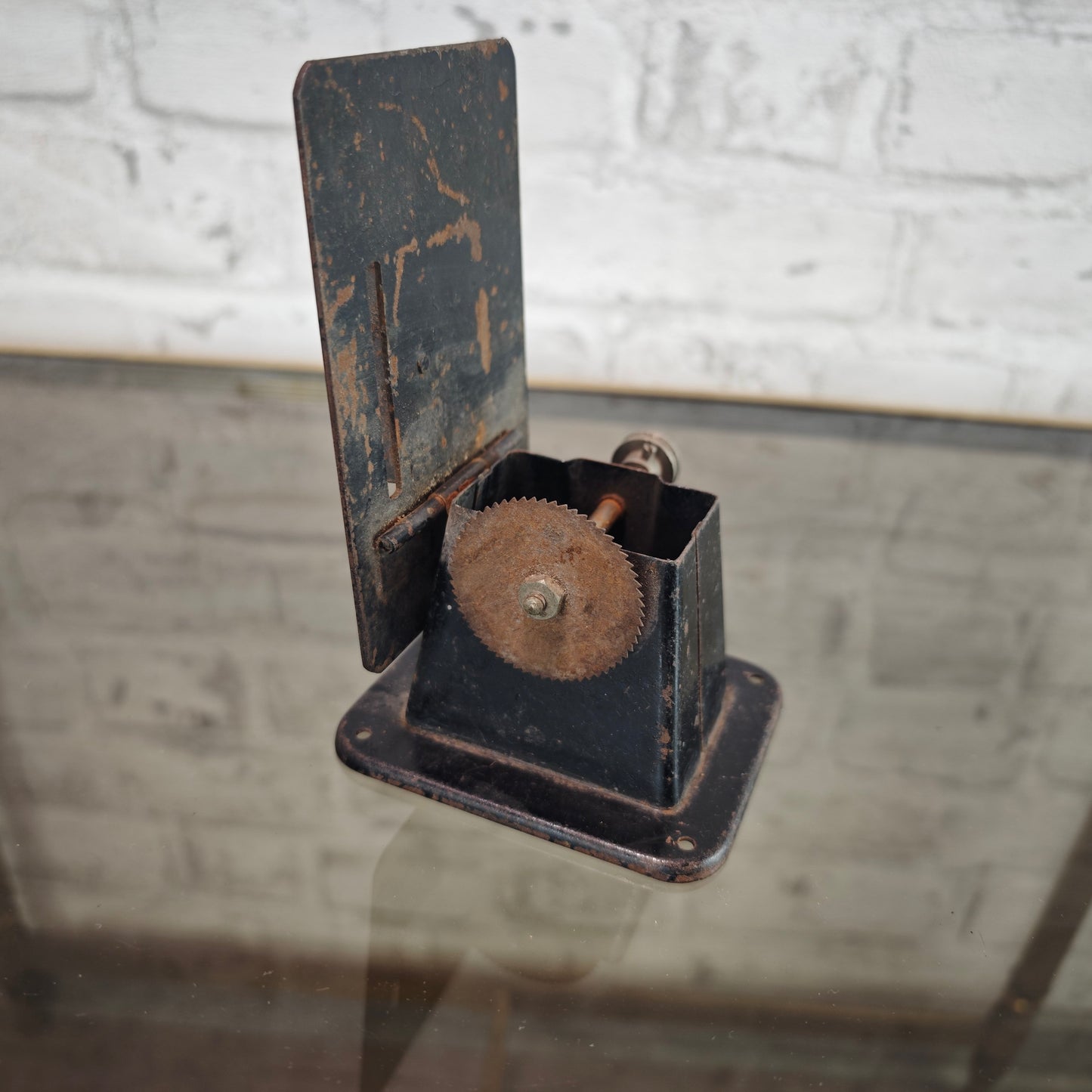 Antike Dampfmaschinen Kreissäge 1920er Zubehör aus Blech mit Zahnradantrieb frühes technisches Spielzeug Dampfspielzeug