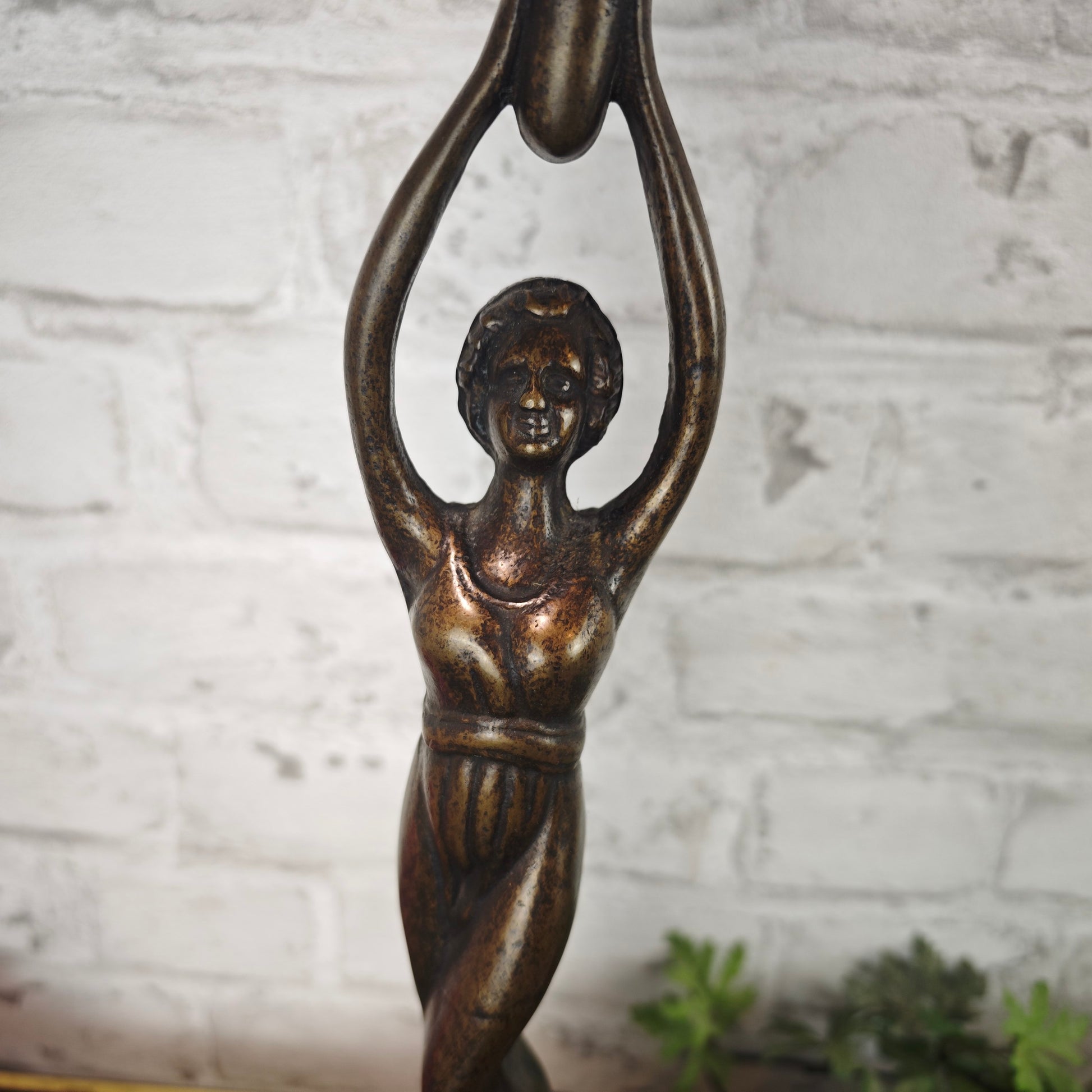 Petroleumlampe Bronze Figur Jugendstil Frau trägt Fackel Schale Royal Zanzara B.V.