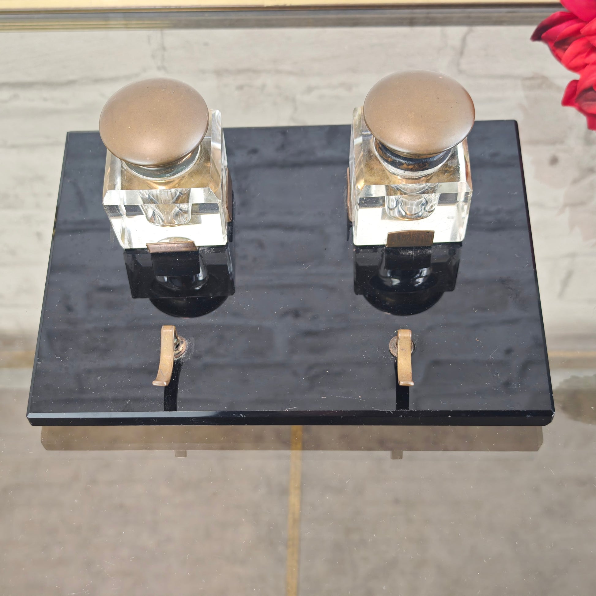 Schreibtischset Tintenfass Füllerhalter Glas Messing auf schwarzem Steinsockel Vintage Schreibgarnitur