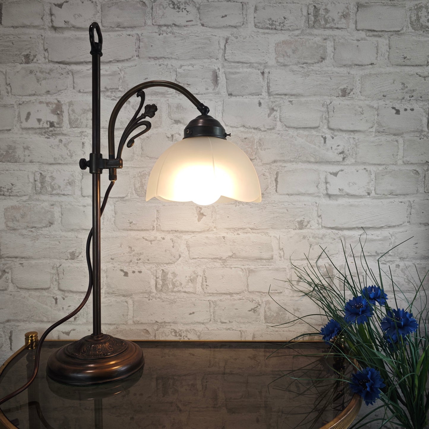 Jugendstil Tischlampe Casablanca West Germany Messing bronze höhenverstellbar mit mattem Glasschirm Blütenform ca 56 cm Vintage Lampe