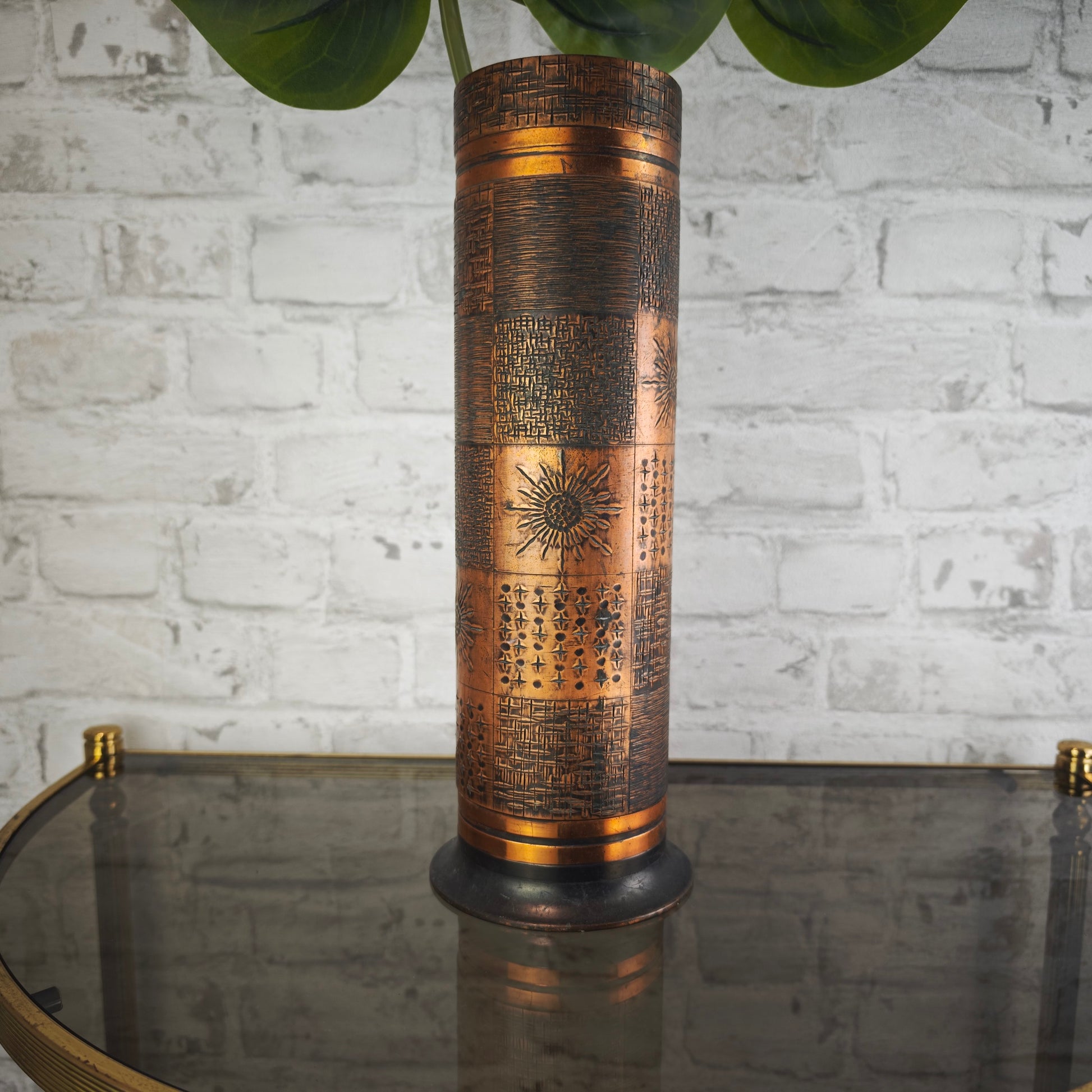 Massive Kupfervase 1960er Mid-Century Modern Relief Sonne Sterne 33,5 cm schwere Vase patiniert Vintage Dekovase