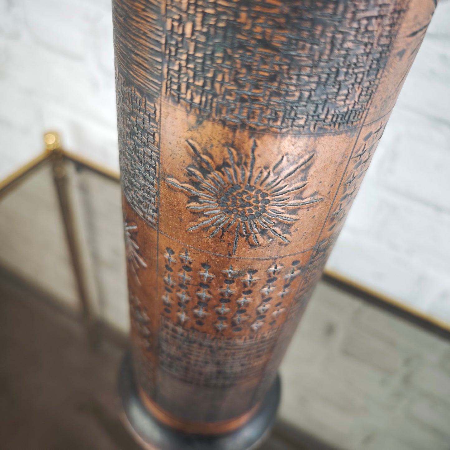 Massive Kupfervase 1960er Mid-Century Modern Relief Sonne Sterne 33,5 cm schwere Vase patiniert Vintage Dekovase