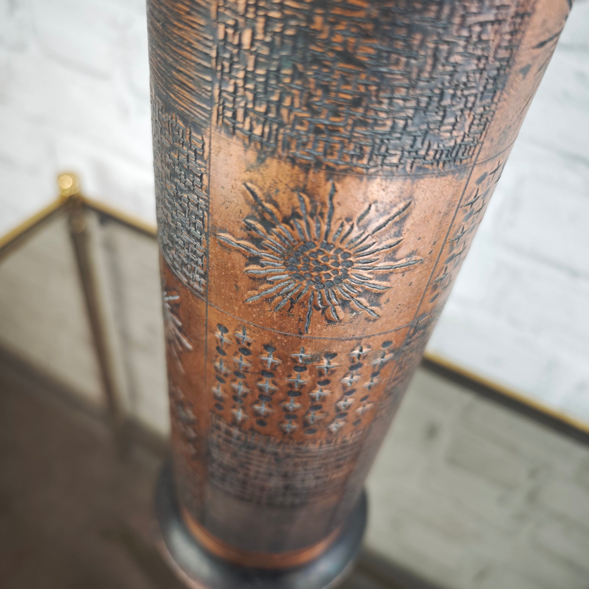 Massive Kupfervase 1960er Mid-Century Modern Relief Sonne Sterne 33,5 cm schwere Vase patiniert Vintage Dekovase